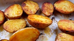 Read more about the article Crispy Roasted Potato Halves: A Delightful Twist to a Classic Dish